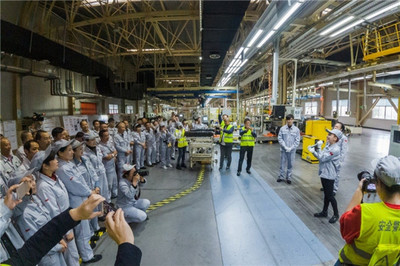 向奮斗者致敬:中視協(xié)文藝志愿者小分隊走進東風商用車展開展服務采風